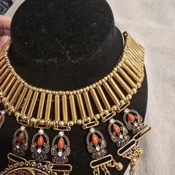 Unbelievably elegant statement necklace - Picture 8 of 10